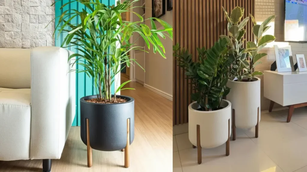 Melhores Vasos com suporte de madeira, numa sala contemporanea.