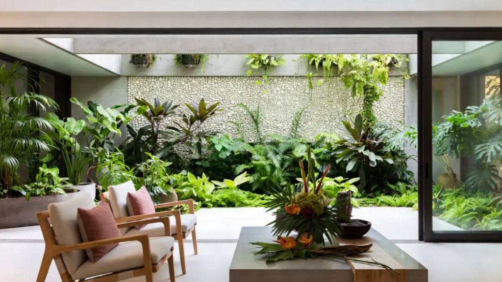 Sala de estar moderna com poltronas de madeira e jardim interno minimalista de seixos claros"