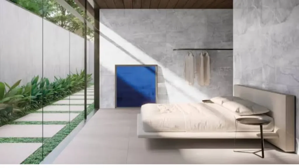 Quarto amplo e moderno com grandes janelas de vidro recebendo iluminação natural abundante
