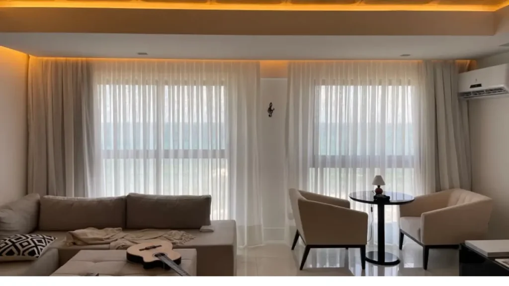 Ambiente conceito aberto e aconchegante bem iluminado.